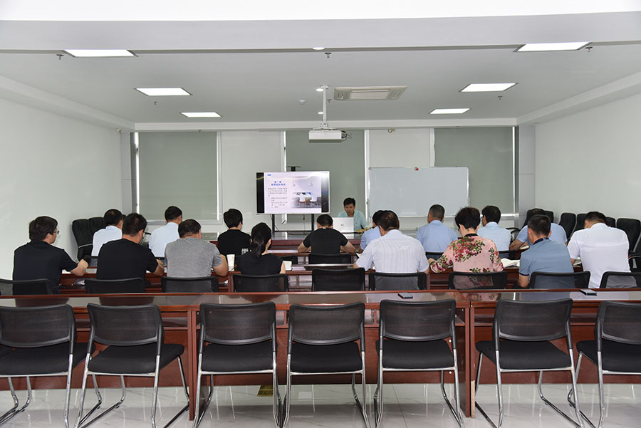 The general manager personally teaches management
